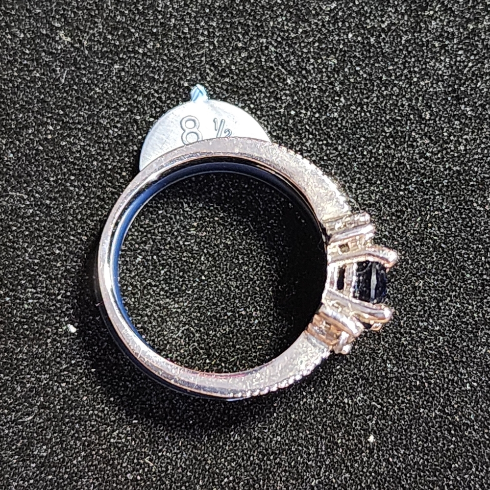 Elegant Silver and Blue Gemstone Ring - Picture 5 of 6